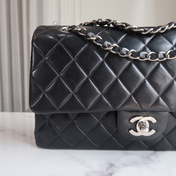 ❤️Chanel ❤️
Vintage Classic Double Flap Bag Quilted Lambskin Medium - Picture 4 of 17